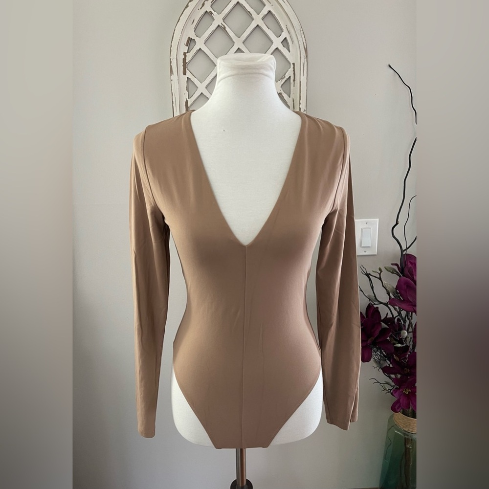 Aritzia Babaton Contour Long Sleeve V-Neck Bodysuit In Tan Size L